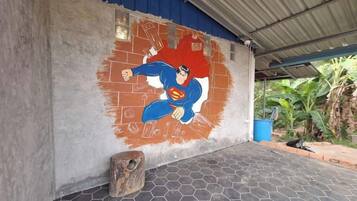 Pared con un mural de un personaje de superhéroe.
