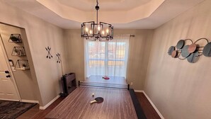 Ein Essbereich mit einem Holztisch, einem Tischtennisch und einer Chandelier.