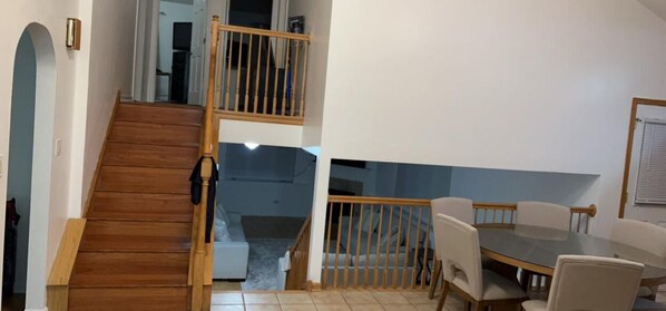 Interior - Spacious 4-bedroom house in fabulous Bridgeview with fitness room, WiFi (Bridgeview)