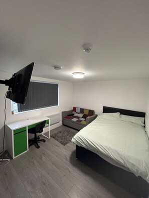 4 habitaciones, tabla de planchar con plancha, wifi y ropa de cama