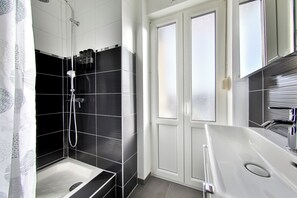Shower, hair dryer, towels, soap - Two-bedroom apartment with balcony and open rooftop views in Mulhouse (Mulhouse)