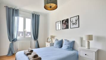 2 chambres, bureau, fer et planche Ă repasser, lit parapluie