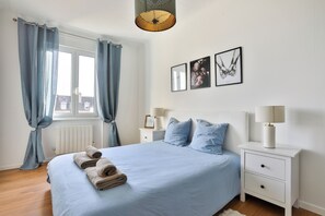 2 bedrooms, desk, iron/ironing board, travel cot - Two-bedroom apartment with balcony and open rooftop views in Mulhouse (Mulhouse)