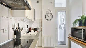 Cafetière-théière, réfrigérateur, four à micro-ondes, un four