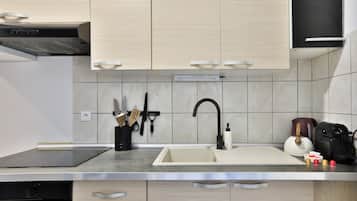 Frigorífico, microondas, horno y placa de cocina