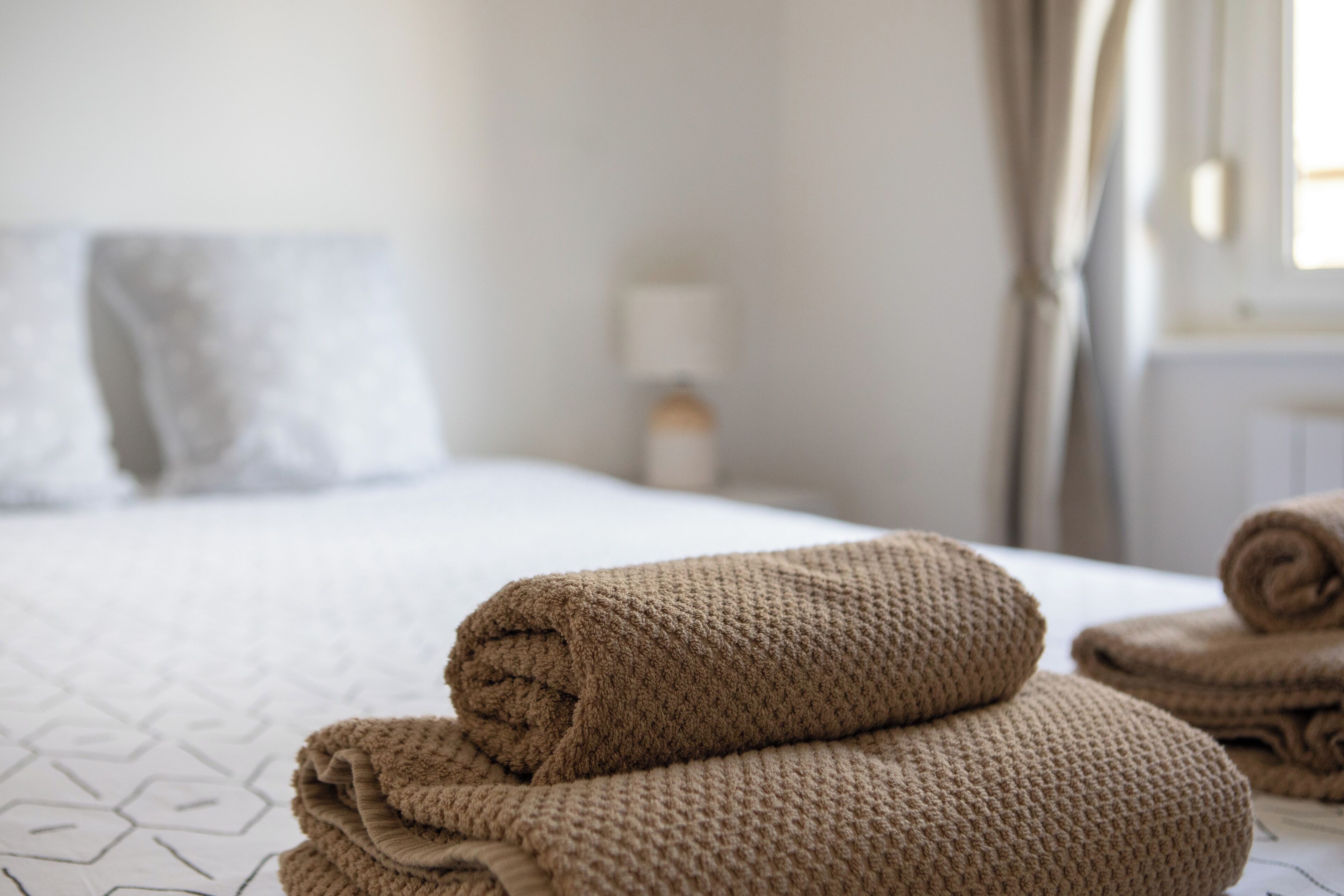 2 chambres, bureau, fer et planche à repasser, lit parapluie