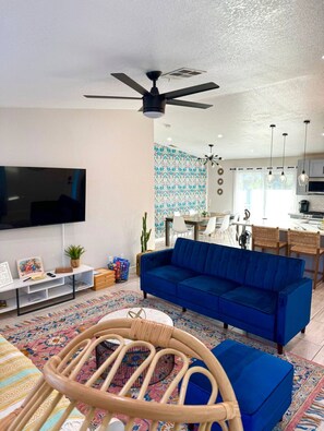 Una Smart TV, una chimenea, un futbolín, una mesa de tenis de mesa