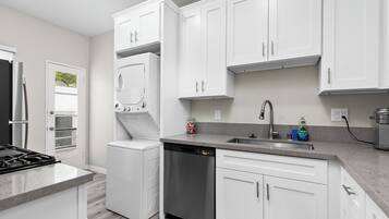 Een koelkast, een magnetron, een oven, een kookplaat