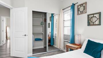 2 slaapkamers, een bureau, een strijkplank/strijkijzer, wifi