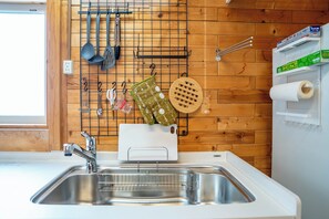 Kjøleskap, mikrobølgeovn, kokeplater og vannkoker