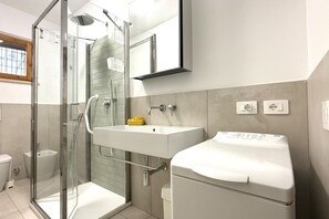 Shower, bidet, towels - M415 – Marcelli, three-room apartment on the ground floor with an external court (Marcelli)