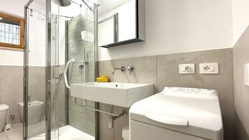 Doccia, bidet, asciugamani