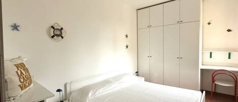 2 bedrooms, bed sheets