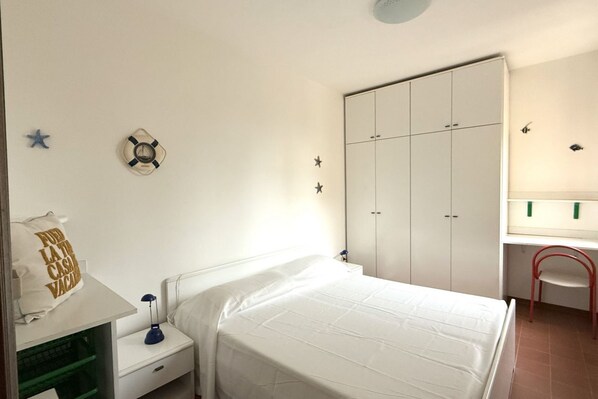 2 bedrooms, bed sheets - M415 – Marcelli, three-room apartment on the ground floor with an external court (Marcelli)