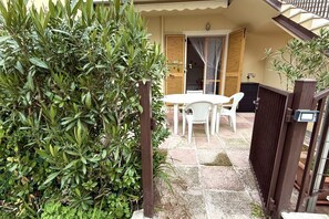 Outdoor dining - M415 – Marcelli, three-room apartment on the ground floor with an external court (Marcelli)