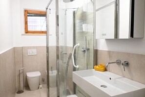 Shower, bidet, towels - M415 – Marcelli, three-room apartment on the ground floor with an external court (Marcelli)