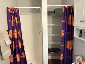 Een douche, een haardroger, handdoeken, zeep