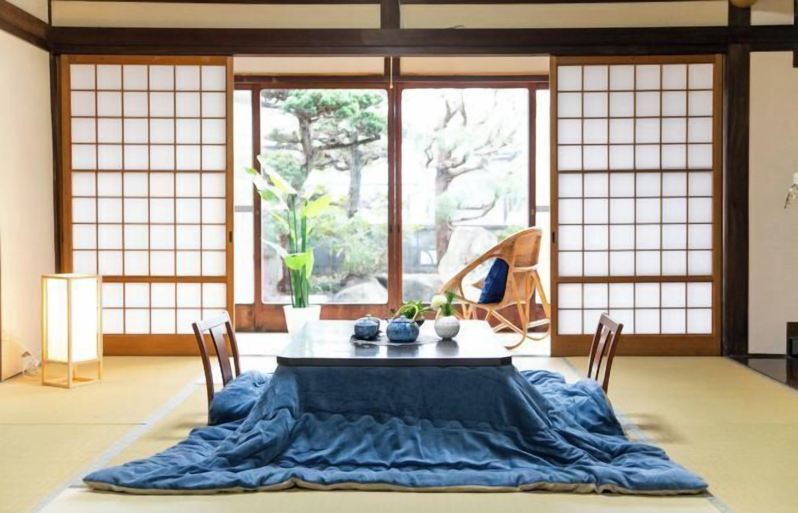 Iron/ironing board, cribs/infant beds