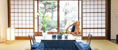 Strykjärn/strykbräda och barnsängar