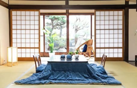 Tabla de planchar con plancha . Awaji Egaosakuie in Sumoto