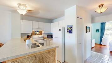 Jääkaappi, mikroaaltouuni, uuni, liesi