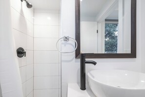 Shower, towels, toilet paper - Spacious 5-bed, 5-bath apartment in charming Los Angeles (Los Angeles)