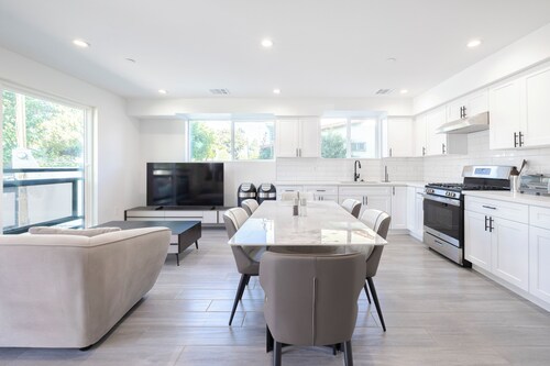 Spacious 5-bed, 5-bath apartment in charming Los Angeles