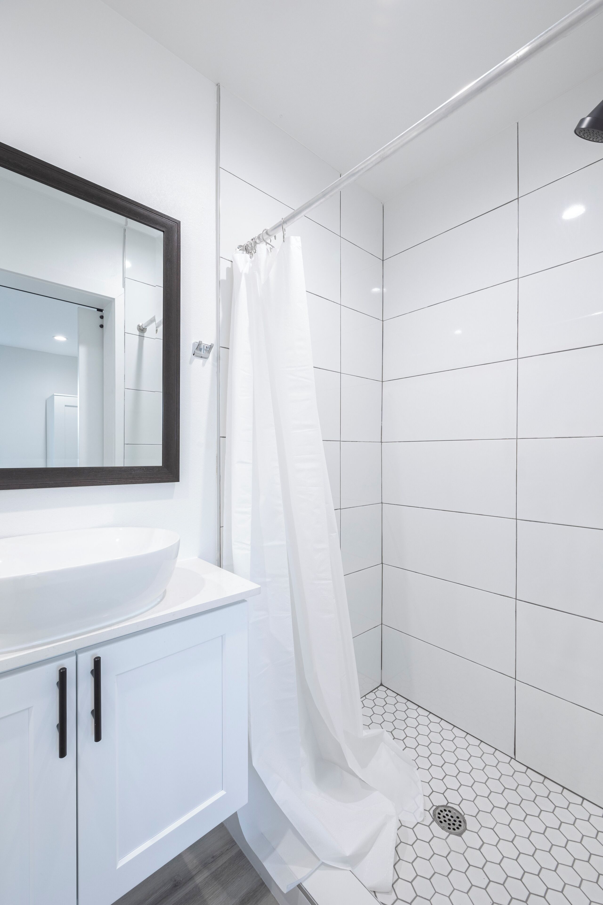 Regadera, toallas, papel de baño 