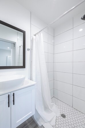 Regadera, toallas, papel de baño