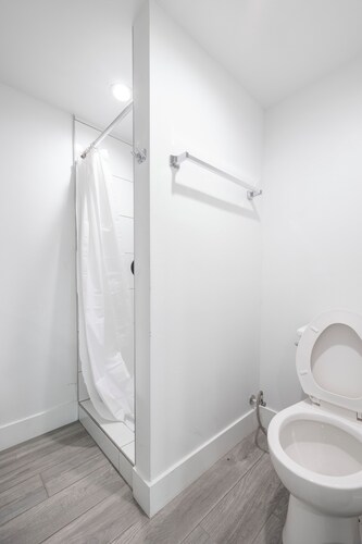 Spacious 5-bed, 5-bath apartment in charming Los Angeles
