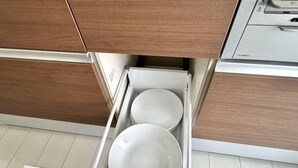 A kitchen drawer with two white plates inside. - Jin Yue guesthouse (Osaka)