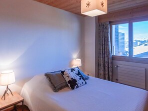 5 bedrooms, desk, internet