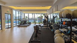 Ein modernes Fitnessstudio mit Laufbändern, Kraftgeräten und Übungsbällen.