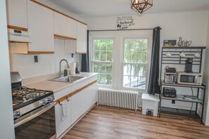 ميكروويف، فرن، موقد طهي مسطح، ماكينة لصنع القهوة/الشاي