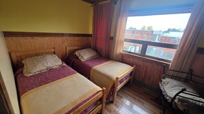 Familien-Ferienhütte, Blick auf den Innenhof | 2 Schlafzimmer, Bettwäsche
