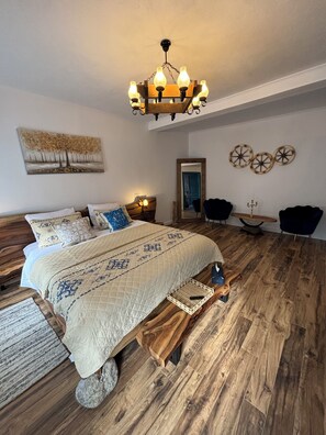 Luxe appartement, terras, uitzicht op de stad | 1 slaapkamer, een kluis op de kamer, verduisterende gordijnen