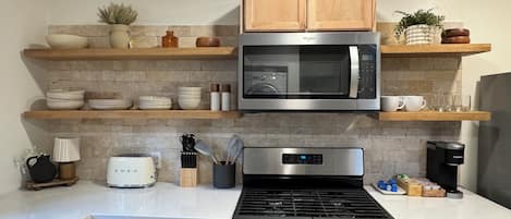 Refrigerador, microondas, horno y parrilla de estufa