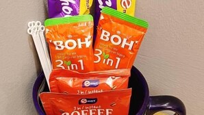 A mug filled with instant coffee packets. - EMART HOTEL RIAM SDN BHD (Miri)