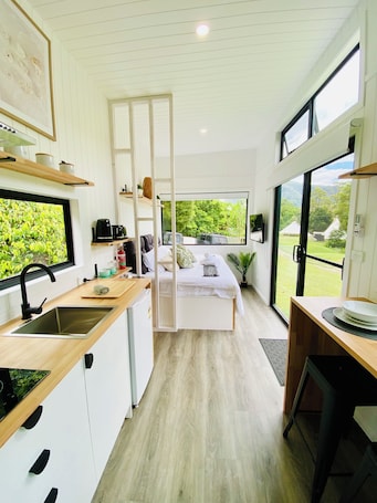 Fridge, microwave, toaster, cookware/dishes/utensils. Sunrise Getaway At Heartland