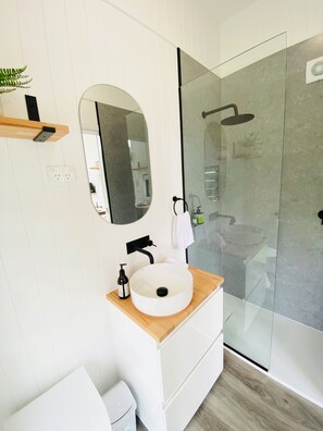 Dusche, Handtücher, Seife, Toilettenpapier