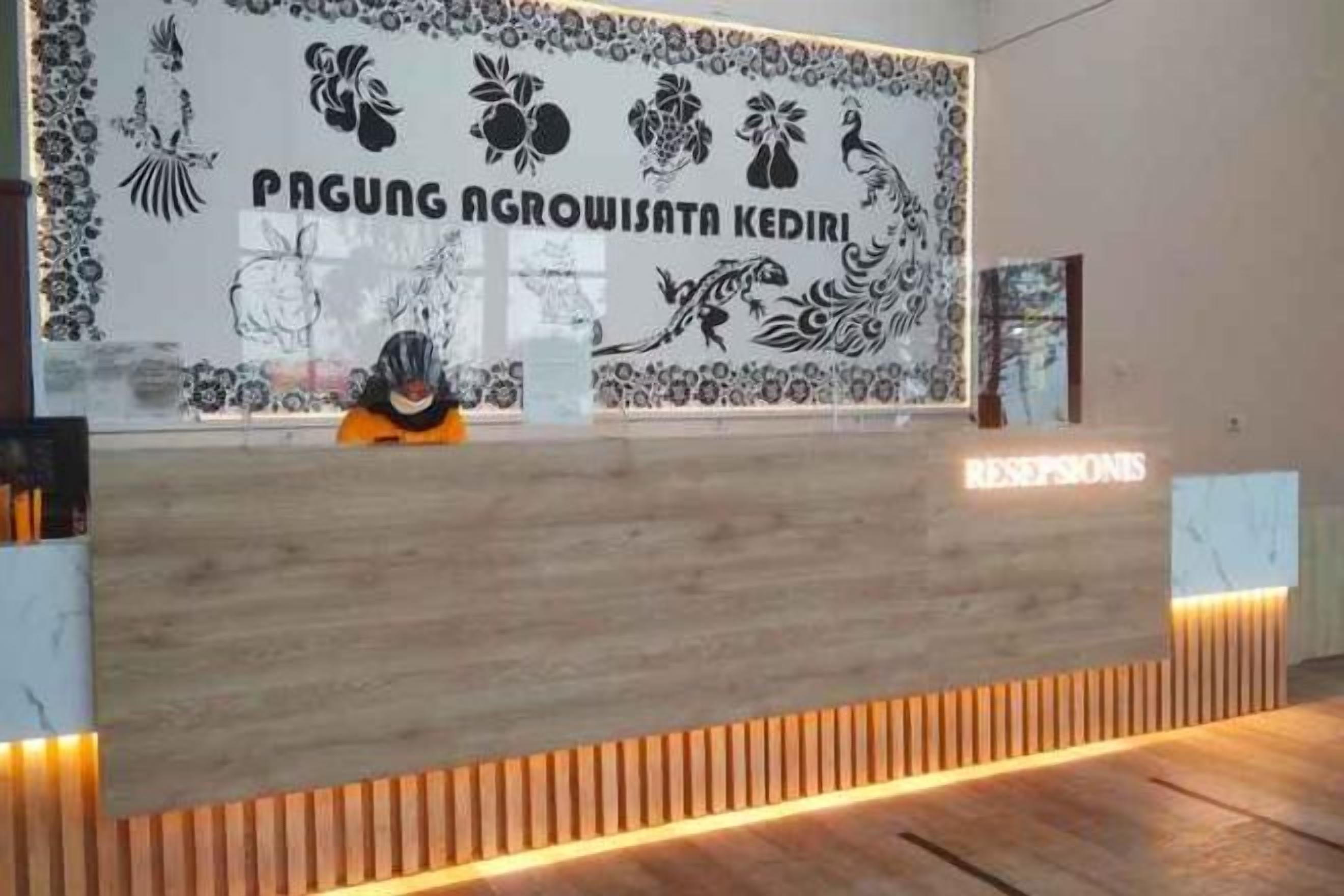A reception desk with a sign reading 'PAGUNG AGROWISATA KEDIRI' and a 'RECEPTION' sign.