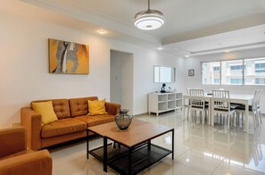 Apartamento clásico, 3 habitaciones, vistas al mar | Zona de estar | Smart TV de 47 pulgadas con canales por cable