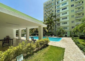 Outdoor pool - Oceanfront Condo in Ave. España Sleeps 8 (Santo Domingo Este)