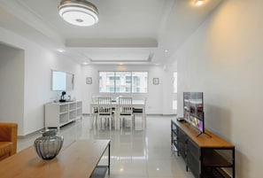 Apartamento clásico, 3 habitaciones, vistas al mar | Zona de estar | Smart TV de 47 pulgadas con canales por cable