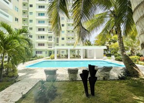 Una piscina al aire libre