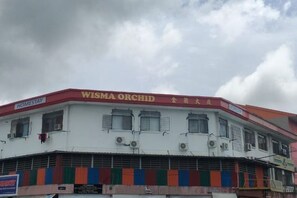 A building with a sign reading 'WISMA ORCHID' and 'HOMESTAY'. - Wisma Orchid Homestay Tuaran (Tuaran)