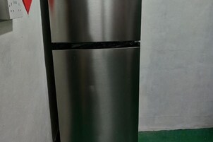 Un electrodoméstico de acero inoxidable, probablemente un refrigerador, en una cocina.