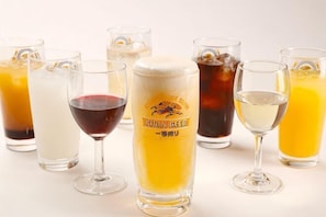 Varias copas de bebidas, incluyendo cerveza y refresco, dispuestas sobre una mesa.