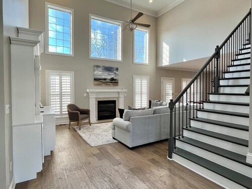 Spacious 4-bedroom house in Walking Distance to Restaurants