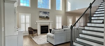 Spacious 4-bedroom house in Walking Distance to Restaurants